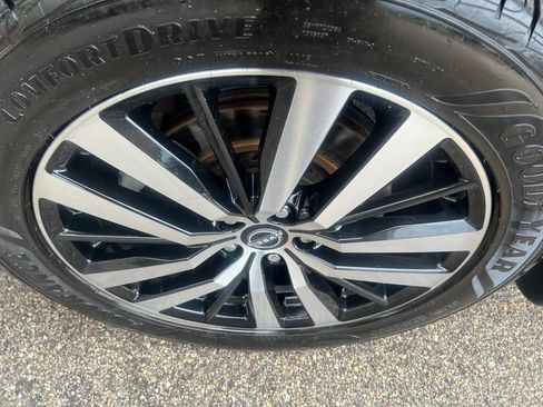 Certified 2024 Nissan Pathfinder Platinum w/ Black Appearance Package AWD/4WD image 44