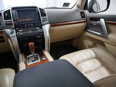 Used 2015 Toyota Land Cruiser image 25
