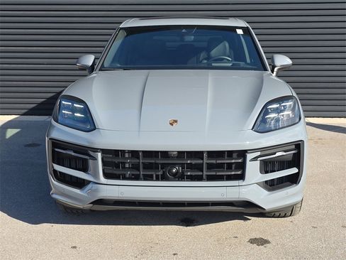 Used 2025 Porsche Cayenne image 10