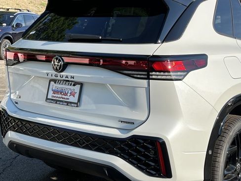 New 2026 Volkswagen Tiguan SE R-Line AWD/4WD image 8