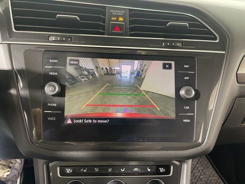 Used 2018 Volkswagen Tiguan SEL Premium w/ 3rd Row Seat Package image 16