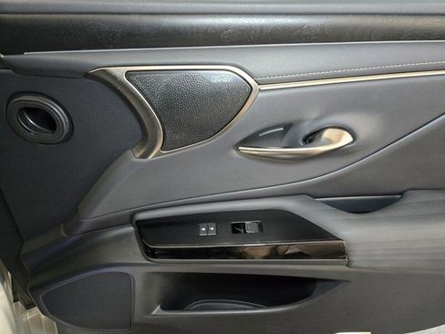 Certified 2022 Lexus ES 300h w/ Luxury Package image 26