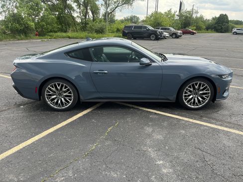 Used 2025 Ford Mustang Premium image 7