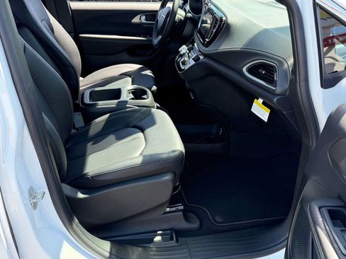 New 2026 Chrysler Pacifica Select AWD/4WD image 28