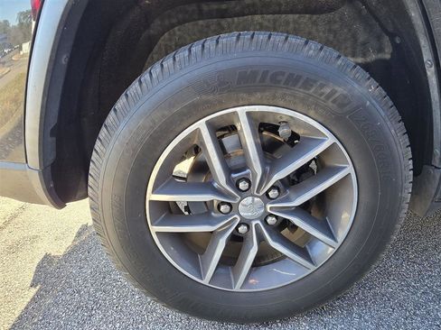 Used 2018 Jeep Grand Cherokee Limited image 3