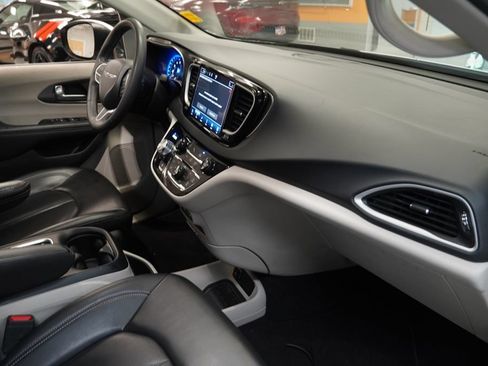 Used 2023 Chrysler Pacifica Touring-L FWD image 24
