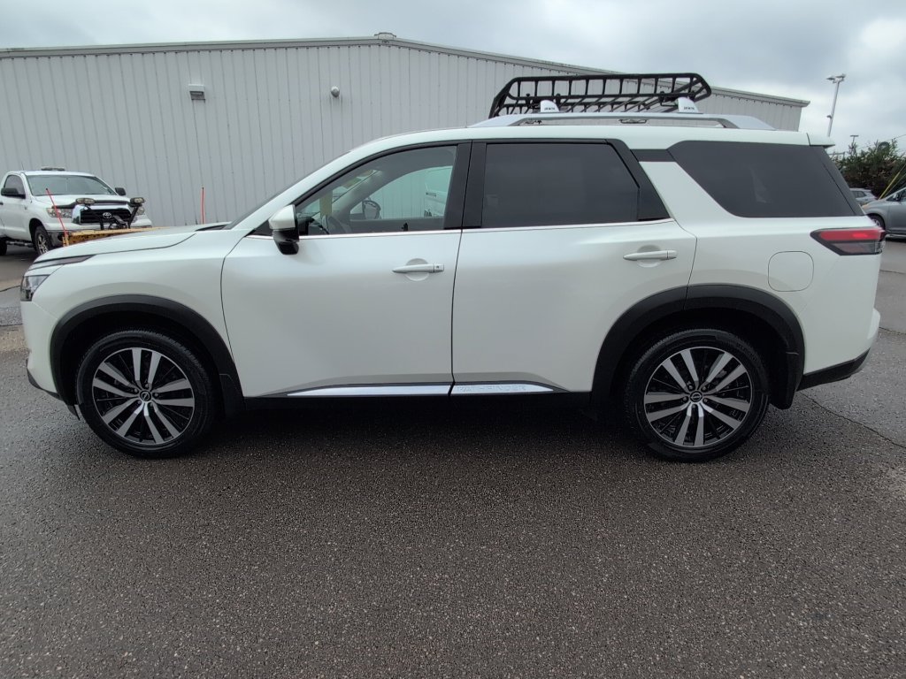 Used 2023 Nissan Pathfinder Platinum AWD/4WD image 3
