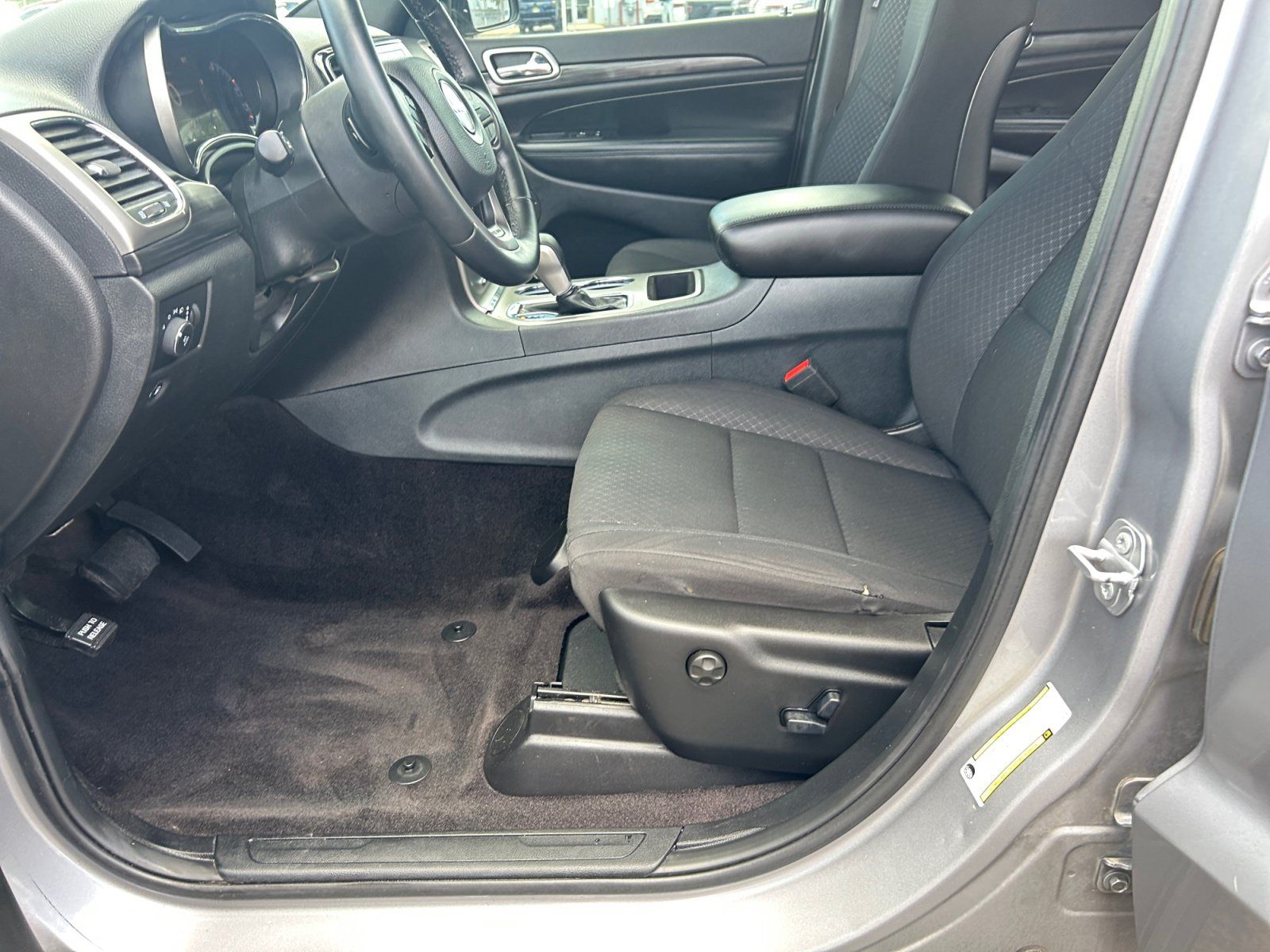 Certified 2019 Jeep Grand Cherokee Laredo w/ 18" Wheel & 8.4" Radio Group AWD/4WD image 14