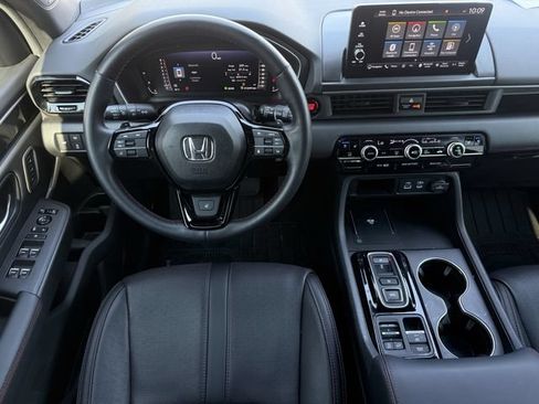 Used 2025 Honda Pilot Black Edition image 13