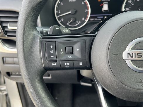 Used 2021 Nissan Rogue SV image 11