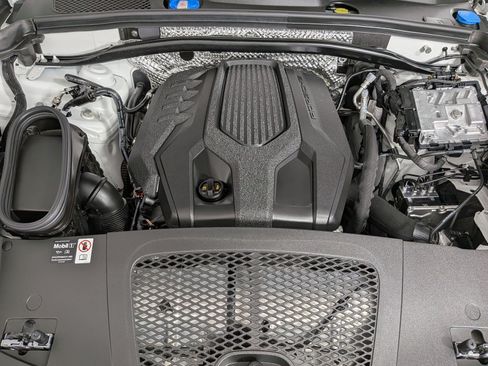 Certified 2025 Porsche Macan Turbo AWD/4WD image 26