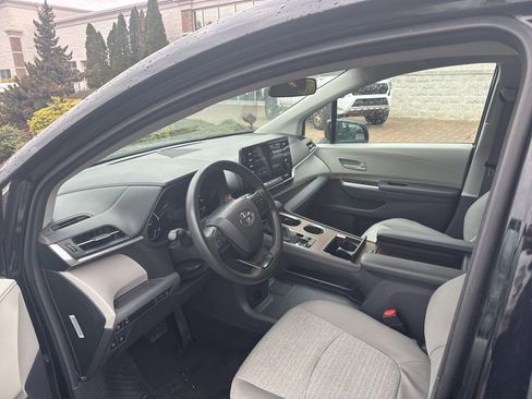 Used 2024 Toyota Sienna LE image 7