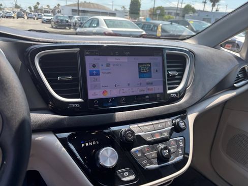 Used 2024 Chrysler Pacifica Touring-L FWD image 20