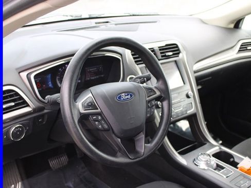 Used 2019 Ford Fusion SE FWD image 18