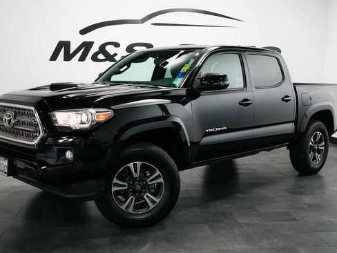 Used 2017 Toyota Tacoma TRD Sport RWD image 2