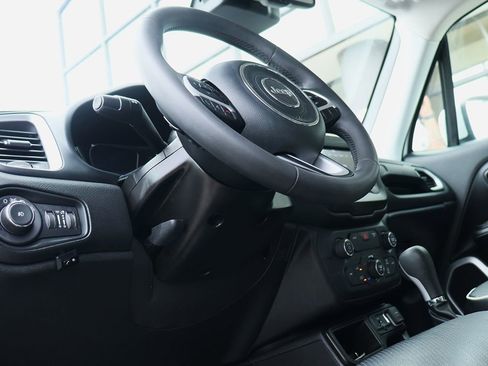 Used 2020 Jeep Renegade Latitude w/ Popular Equipment Group image 40