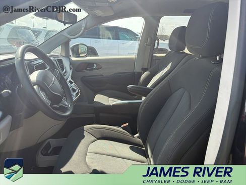 Used 2024 Chrysler Voyager LX image 2