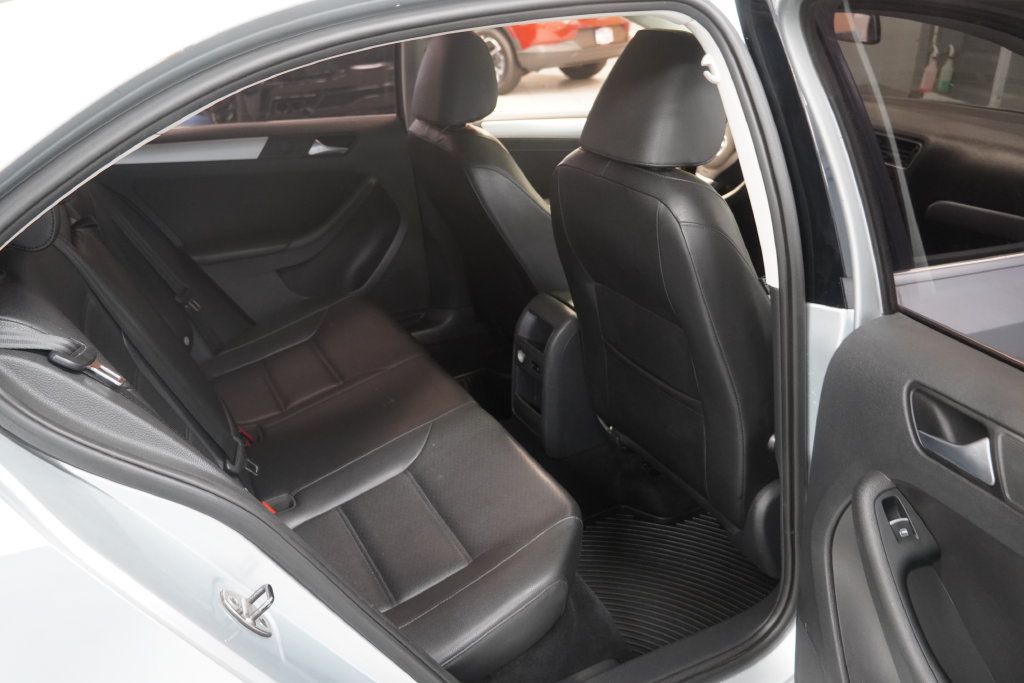Used 2013 Volkswagen Jetta SE FWD image 22