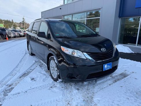 Used 2016 Toyota Sienna LE image 4