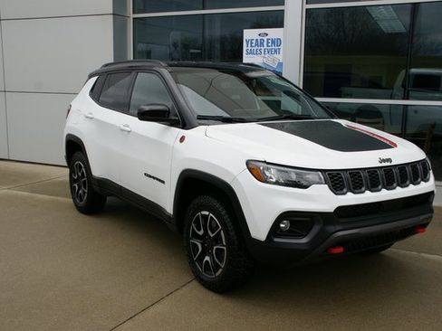 Used 2025 Jeep Compass Trailhawk image 7