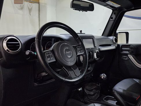 Used 2017 Jeep Wrangler Unlimited Sahara w/ Connectivity Group AWD/4WD image 11