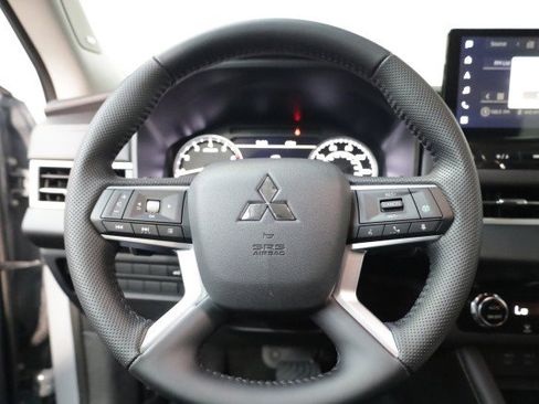 New 2025 Mitsubishi Outlander SE image 7