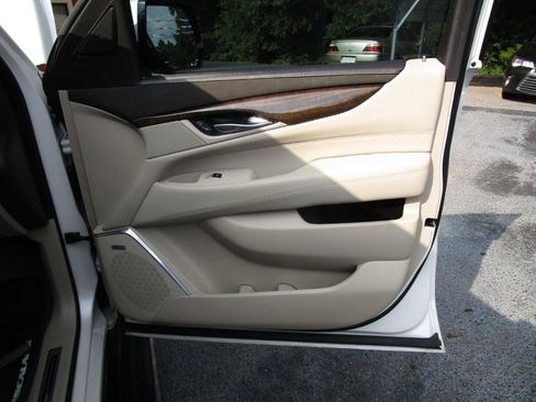 Used 2018 Cadillac Escalade Premium Luxury AWD/4WD image 35