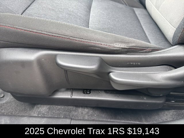 Used 2025 Chevrolet Trax RS w/ Driver Confidence Package FWD image 14
