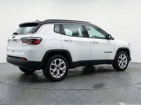 Used 2025 Jeep Compass Latitude AWD/4WD image 9