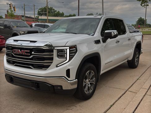 Used 2025 GMC Sierra 1500 SLT AWD/4WD image 4