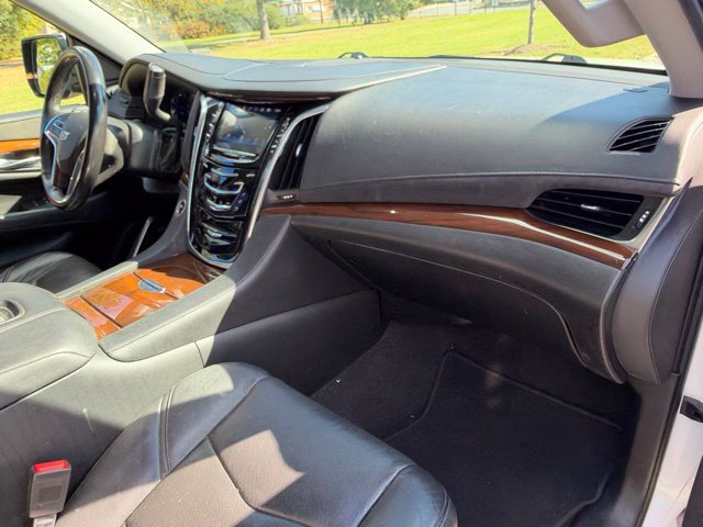 Used 2020 Cadillac Escalade Luxury AWD/4WD image 27