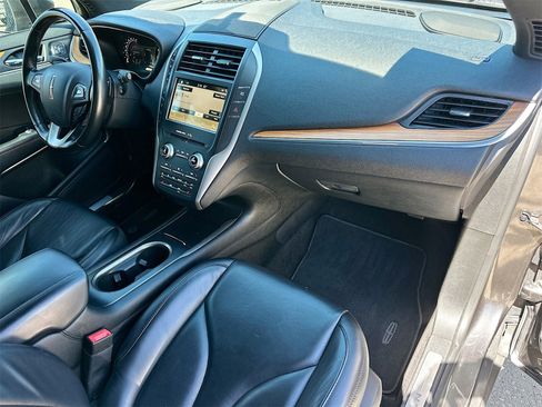 Used 2017 Lincoln MKC Select image 28