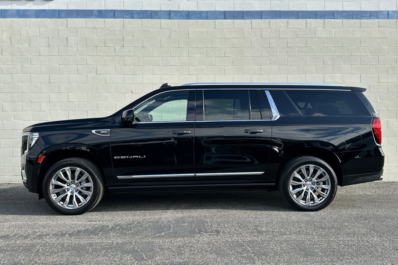 Certified 2023 GMC Yukon XL Denali w/ Max Trailering Package RWD image 7