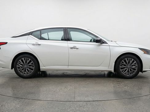 Used 2025 Nissan Altima 2.5 SV FWD image 11