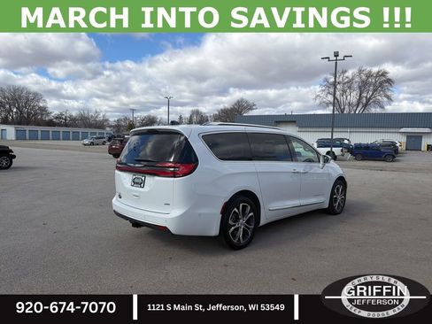 Used 2024 Chrysler Pacifica Pinnacle w/ Trailer Tow Group image 8