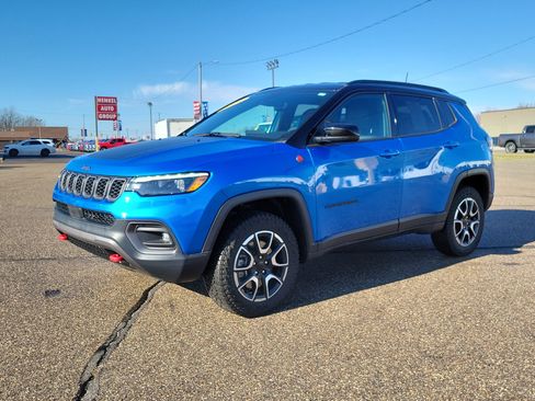 Used 2024 Jeep Compass Trailhawk w/ Trailhawk Elite Group image 2