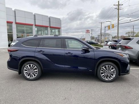 New 2026 Toyota Highlander Platinum AWD/4WD image 2