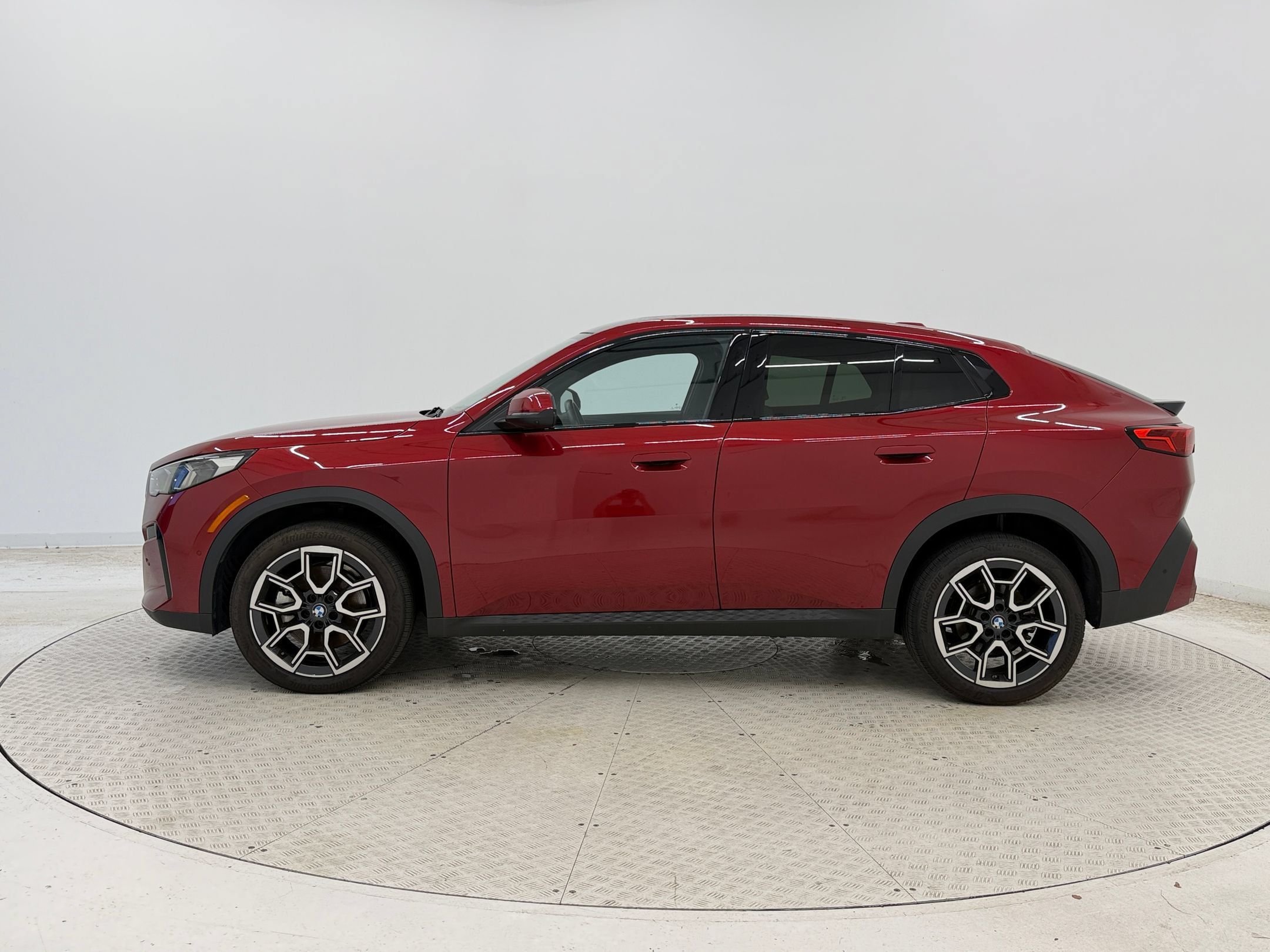 Used 2025 BMW X2 xDrive28i w/ Technology Package AWD/4WD image 2
