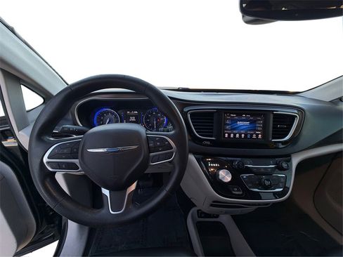 Used 2021 Chrysler Voyager Lxi image 32