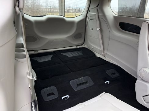 Used 2020 Chrysler Pacifica Limited image 34