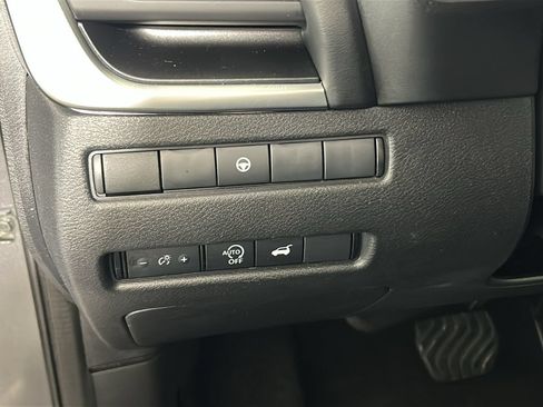 Used 2025 Nissan Rogue SV FWD image 21