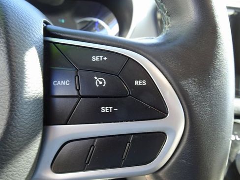 Used 2017 Chrysler Pacifica Premium image 28