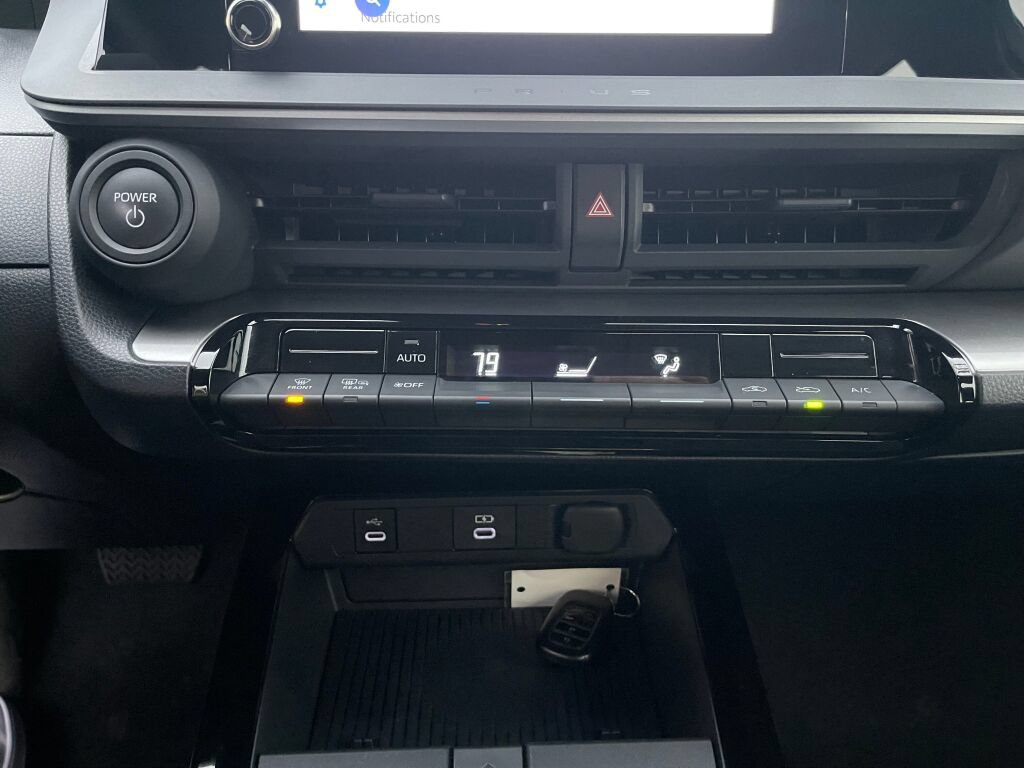 Used 2025 Toyota Prius LE FWD image 10