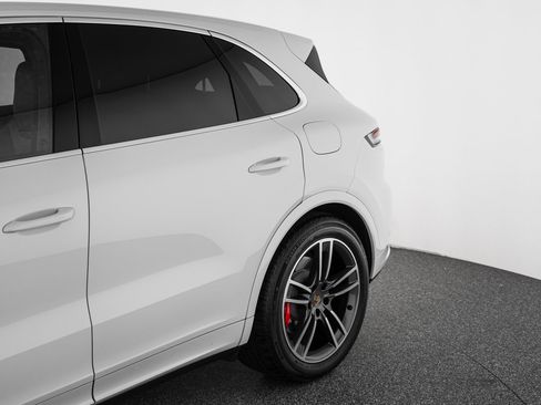 Used 2024 Porsche Cayenne Turbo AWD/4WD image 47
