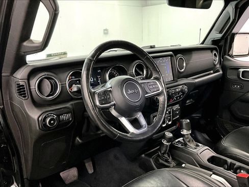 Used 2019 Jeep Wrangler Unlimited Sahara w/ Uconnect 4C Nav & Sound Group AWD/4WD image 16