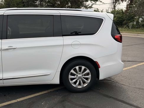 Used 2019 Chrysler Pacifica Touring-L FWD image 8