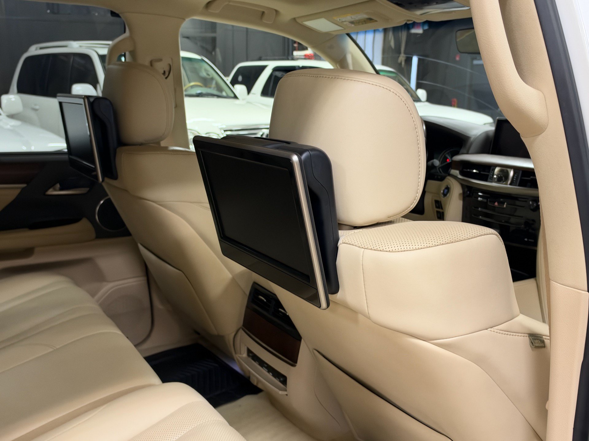 Used 2018 Lexus LX 570 4WD w/ Luxury Package image 30