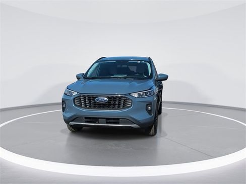 Used 2025 Ford Escape SE w/ Class II Trailer Tow Package image 3