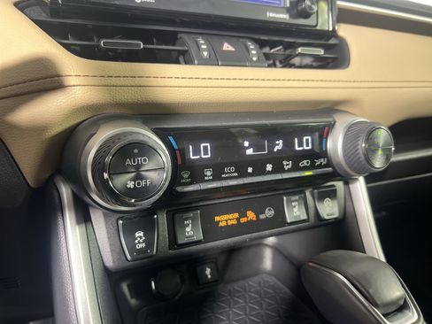 Used 2021 Toyota RAV4 XLE Premium image 27