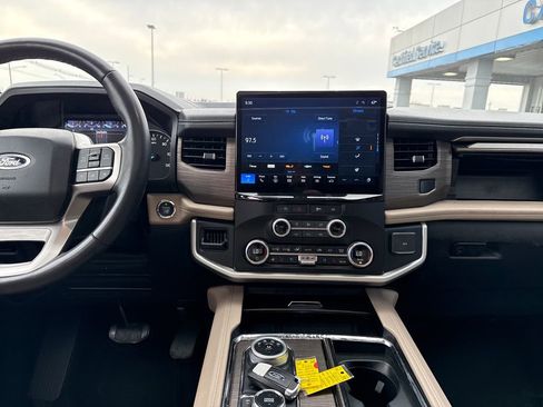 Used 2024 Ford Expedition Limited image 21